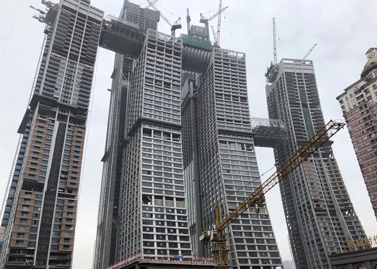 重慶來福士廣場景觀天橋結(jié)構(gòu)提升（提升重量3x900噸 ，提升高度203米）